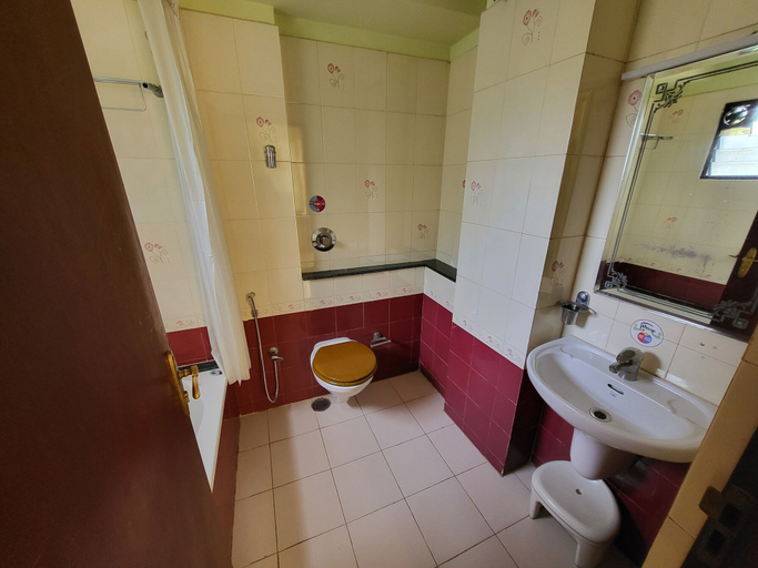 Bathroom 3, The Paradise by Prasanth , Idukki