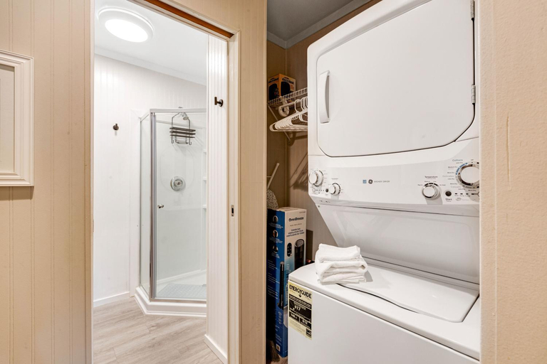 Bathroom 2, Sunset Chalet at Lake Alice, King