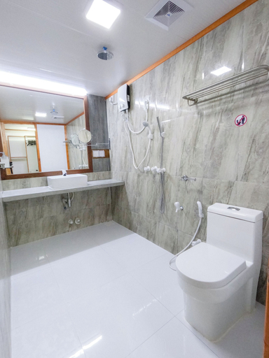 Bathroom 4, Dhamana Beach