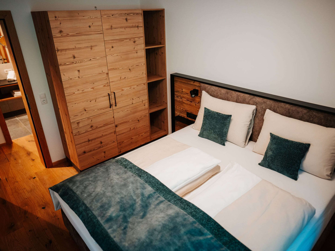 Bedroom 4, Nice Apartment With 2 Bathrooms, on the ski Slope, Zell am See