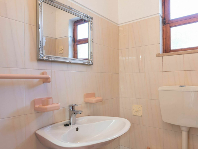 Bathroom 3, Cozy Villa in Albufeira With Swimming Pool, Albufeira