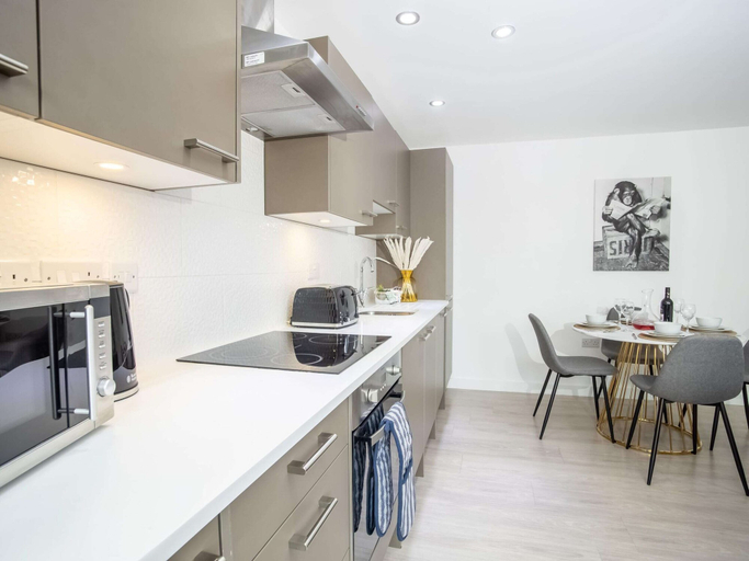 Private kitchen 2, Exeter Cathedral Two-bedroom Stay, Devon