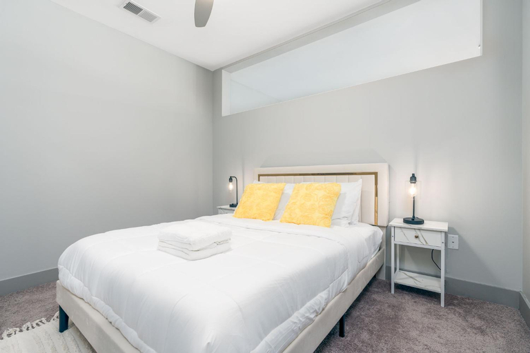 Stylish 1BR Apartment with View, Marion