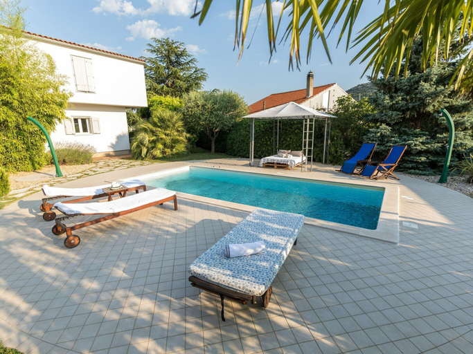Sport & Beauty 4, Pool Villa in Sibenik Near Lake, Bilice