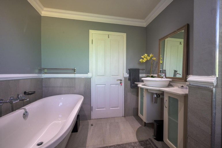 Bathroom, 156 on Clarens, Thabo Mofutsanyane