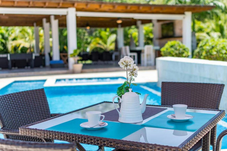 4, LAS CANAS 20 POOL JACUZZI GAMES HIBACHi STAFF, La Romana