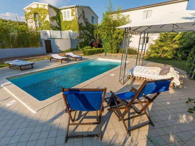 Sport & Beauty 2, Pool Villa in Sibenik Near Lake, Bilice