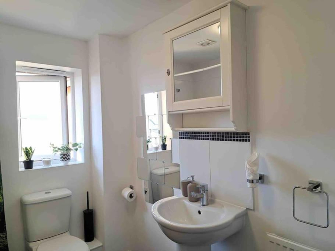 Bathroom 2, Luxury Large Rooms in West Thurrock Grays, Thurrock