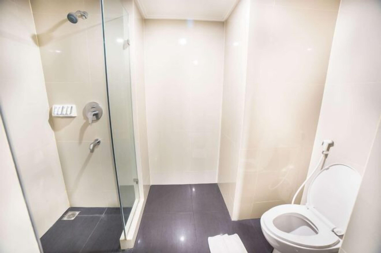 Bathroom 14