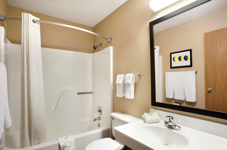 Bathroom 4, Americas Best Value Inn Pittsburg, Crawford