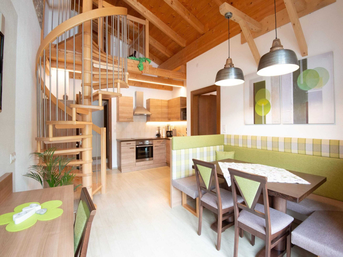 Others 3, Beautiful Holiday Apartment in Umhausen With two Balconies, Imst