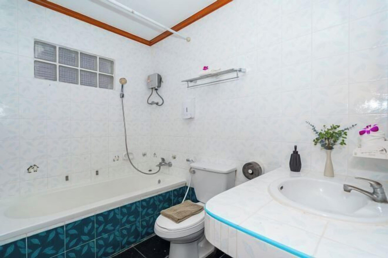 Bathroom 12