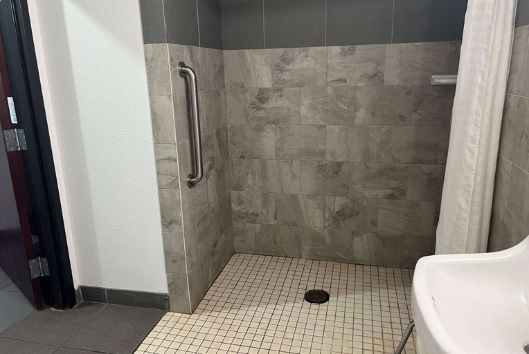 Bathroom 4, Days Inn by Wyndham Alva, Woods