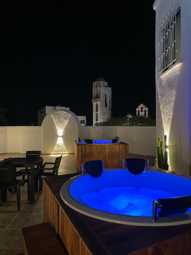 Others 3, Plaza Blanca en el Corazon del Santorini, Puerto Triunfo