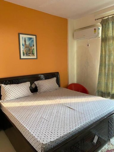 Bedroom 1, home away from home close to Delhi Airport and Metro two bedroom, West