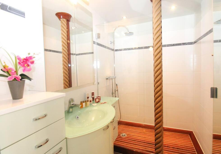 Bathroom 3, Le Flamengo YourHostHelper, Alpes-Maritimes