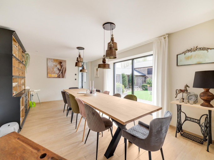 Dining 3, Lush Holiday Home in Limburg With Jacuzzi, Limburg