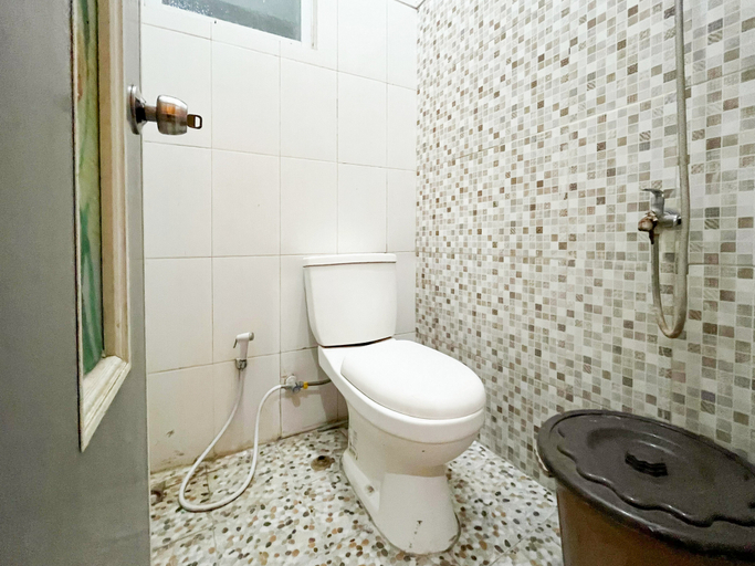 Bathroom 4, Oma Kost 3 Probolinggo Mitra RedDoorz, Probolinggo