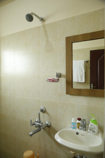 Bathroom 2, Hotel Amirtham Inn, Dindigul