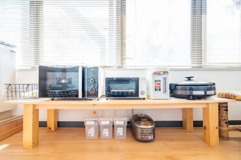 Dining Room 5, #302# Japanese-style apartment / walking distance to Akihabara & Ueno / direct access to Ueno by Keisei Skyliner from the airport / direct access to Asakusa, Ginza, Shinjuku / fully equipped facilities / luggage storage available, Taitō