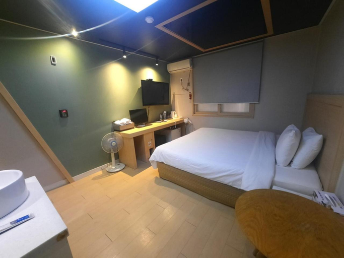Bedroom 2, Busan Daeyeondong Z, Nam