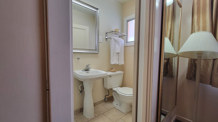Bathroom 4, El Camino Inn, San Mateo