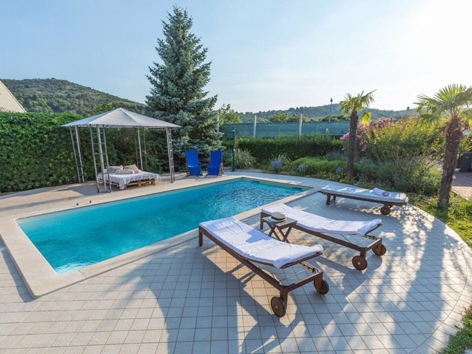 Sport & Beauty 3, Pool Villa in Sibenik Near Lake, Bilice