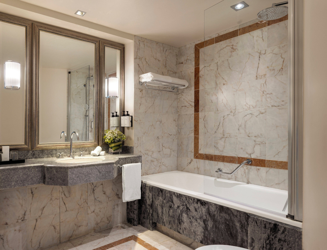 Bathroom 5, InterContinental Chantilly Chateau Mont Royal by IHG, Oise