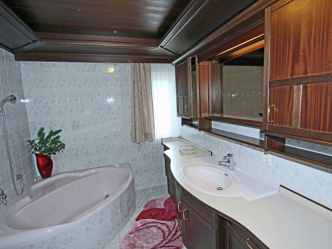 Bathroom 3, Cozy Apartment in Ausservillgraten, Lienz
