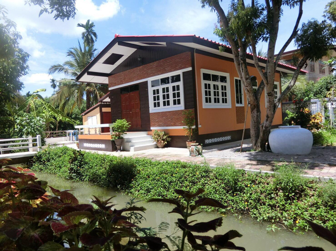 Exterior 1