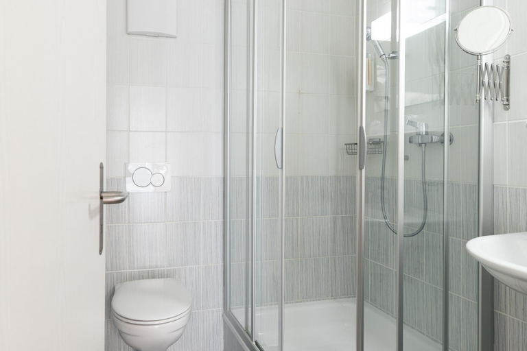 Bathroom 2, Hotel Restaurant La Croix Verte Vich, Nyon