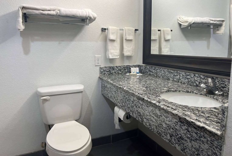 Bathroom 3, Days Inn by Wyndham Alva, Woods