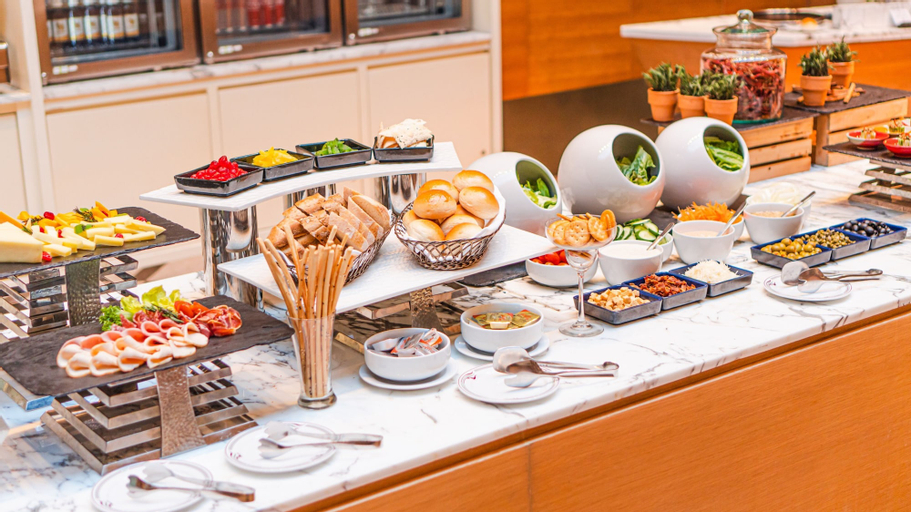 Food & Drinks 15