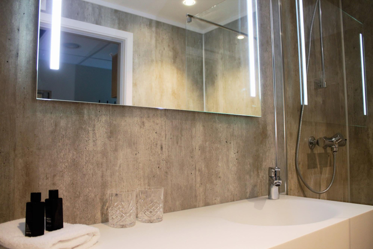 Bathroom 4, Frich's Ekspress Hotel Åndalsnes, Rauma