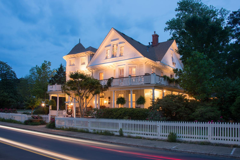 White Doe Inn Bed & Breakfast, Dare