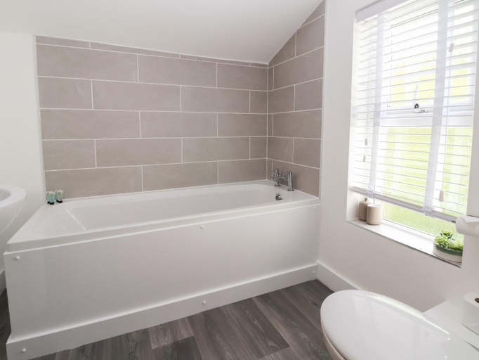 Bathroom 3, 3 Bedroom Cottage in Conwy with Parking Sleeps 4, Conwy