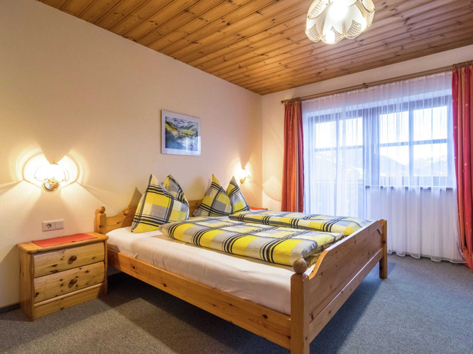 Bedroom 2, Apartment in Wagrain with Stunning Mountain Views, Sankt Johann im Pongau