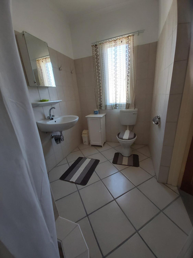 Bathroom 2, BKZ Self-Catering, Gibeon