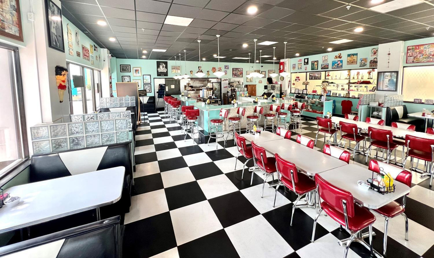 Restaurant, MCM Retro Beachfront Studio Great View, King Bed Remodeled, Volusia