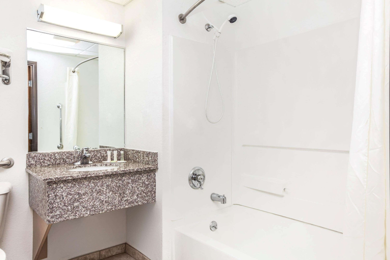 Bathroom 4, Super 8 by Wyndham Mahwah, Bergen