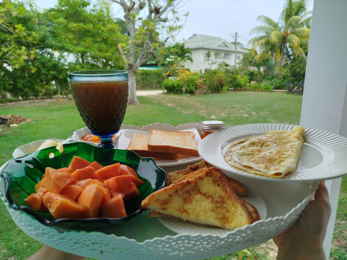 Food & Drinks 4, Lucy's guesthouse