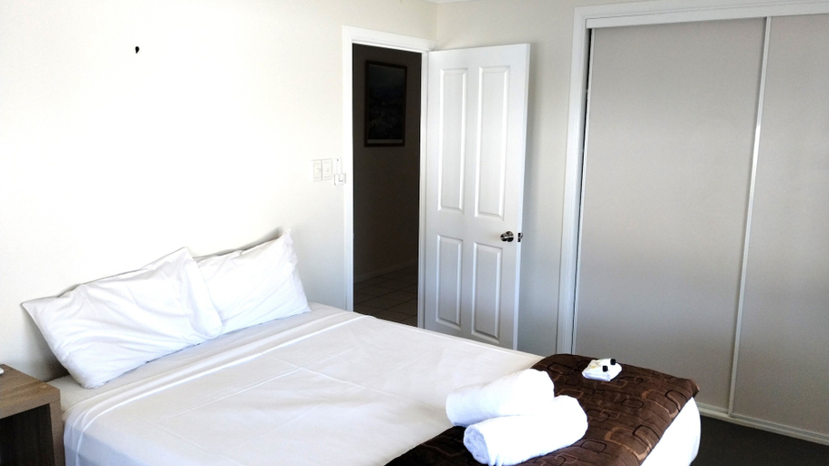 Bedroom 2, Tully Motel, Cardwell