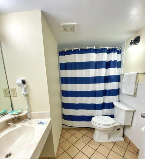 Bathroom 5, Daytona Beach Oceanside Inn, Volusia
