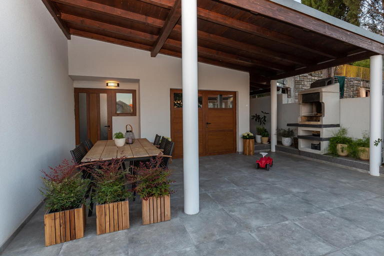Others 5, Villa Unica, Biograd na Moru