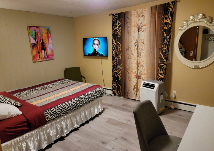 Bedroom 3, Grizzly Motel, Division No. 17