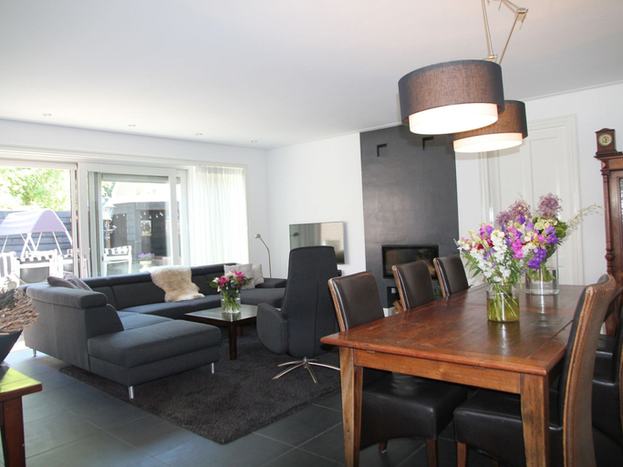 Dining 3, Modern Holiday Home With Veranda in Limmen, Castricum