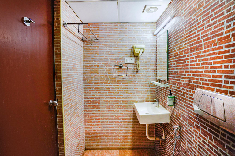 Bathroom, FabHotel Earth, Nr Guindy Industrial Estate, Chennai