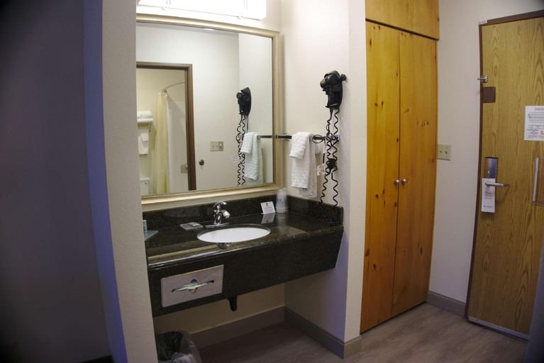 Bathroom 14
