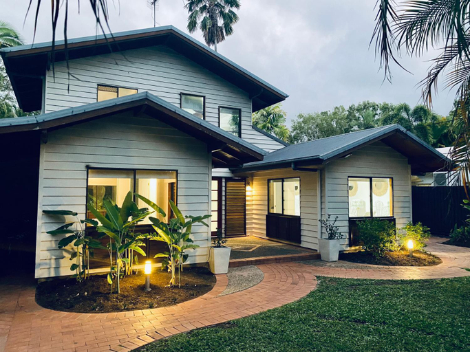Exterior view 2, Villa Coral - Tropical Oasis Footsteps to Four Mile Beach, Douglas