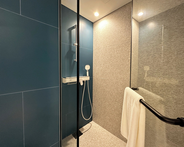 Bathroom 13